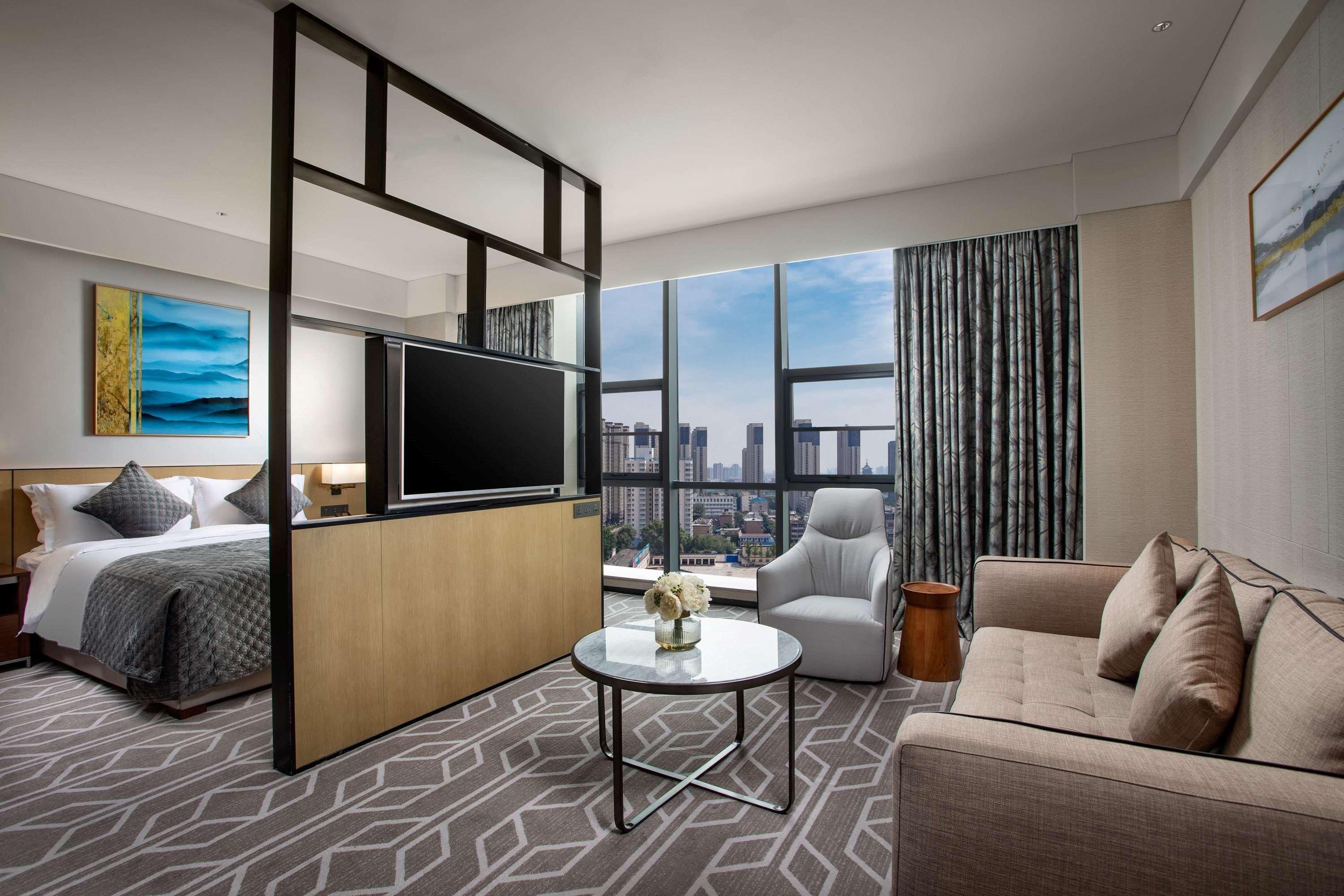 Hotel Ramada By Wyndham Luoyang Downtown Extérieur photo