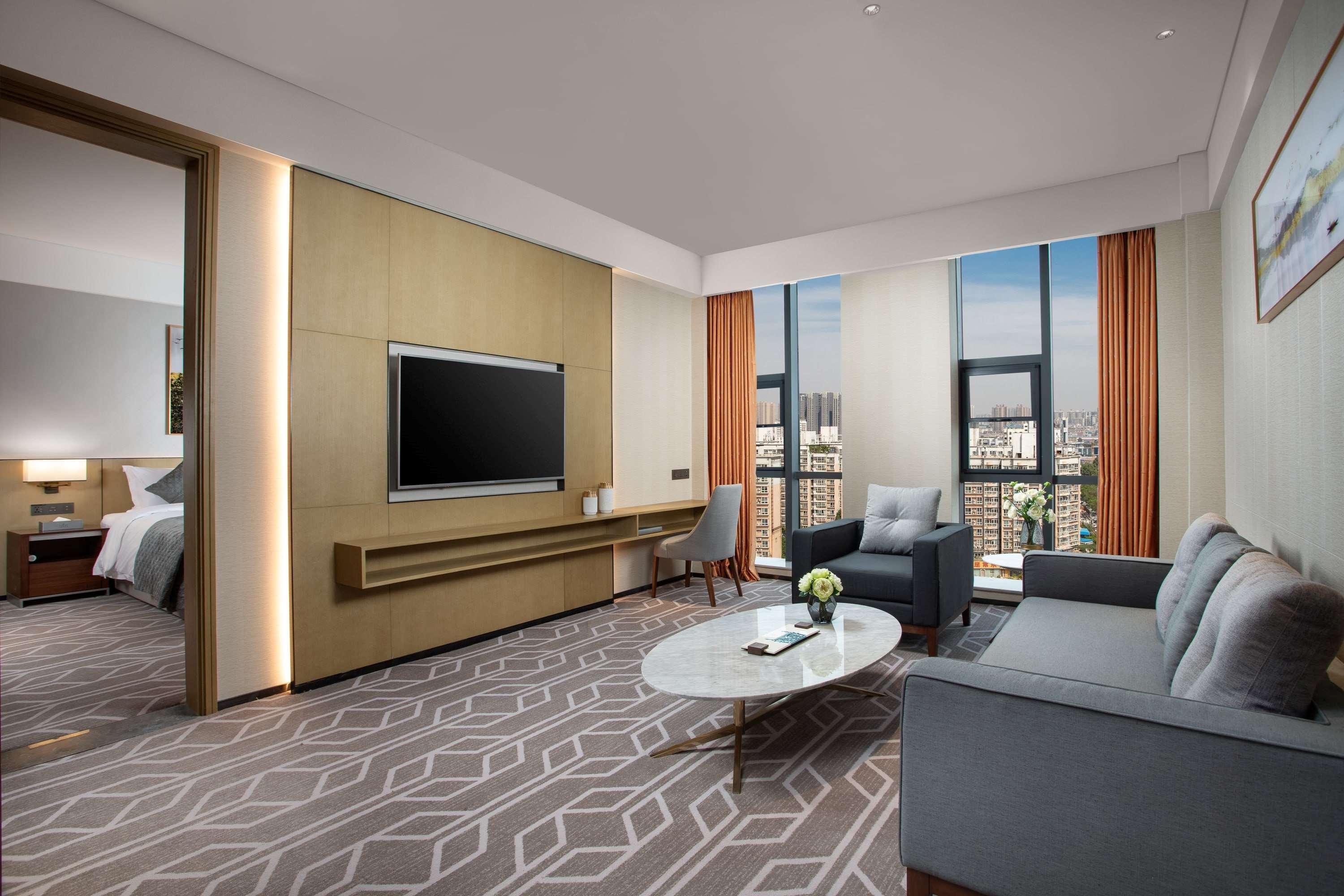 Hotel Ramada By Wyndham Luoyang Downtown Extérieur photo