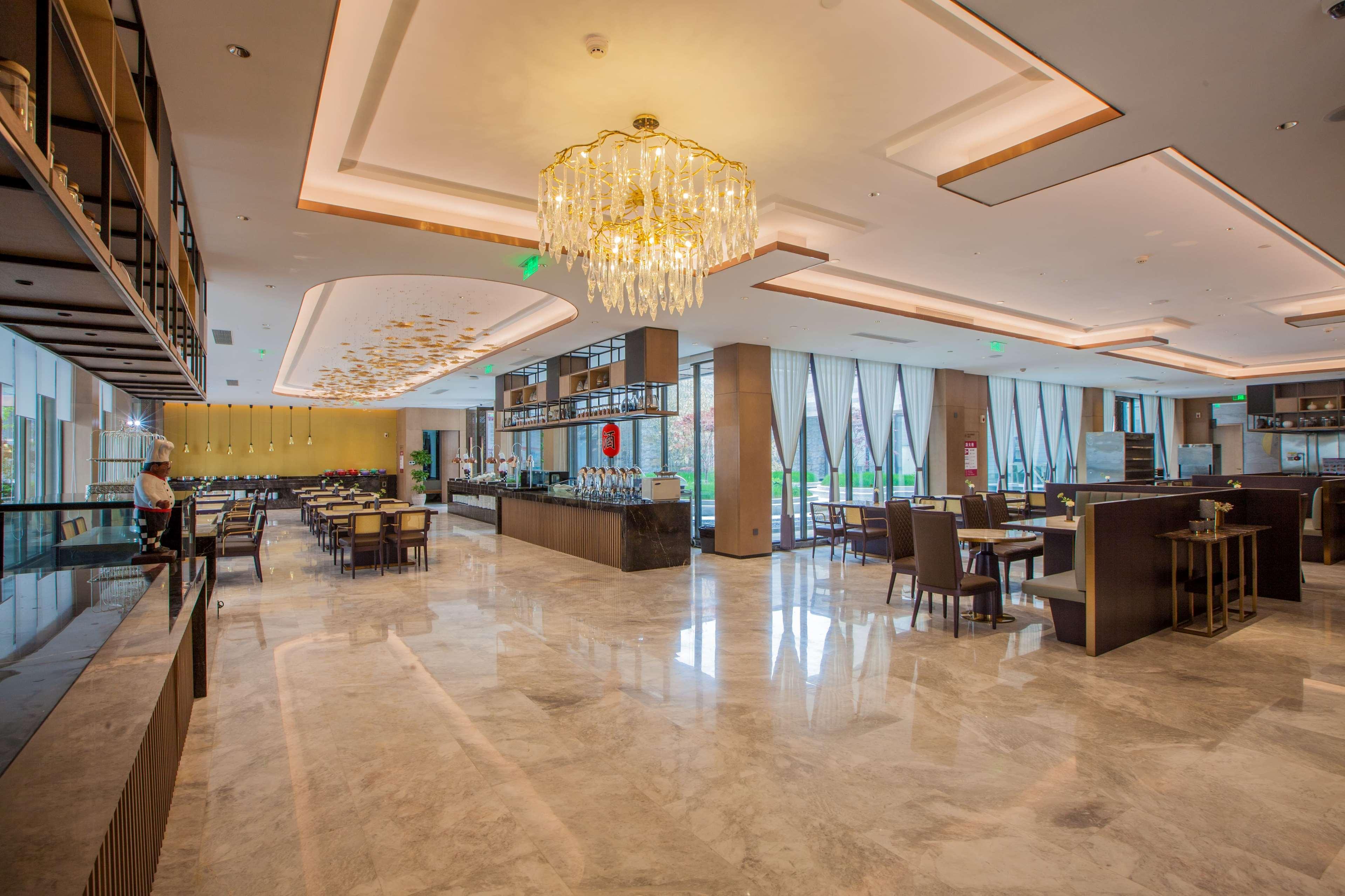 Hotel Ramada By Wyndham Luoyang Downtown Extérieur photo
