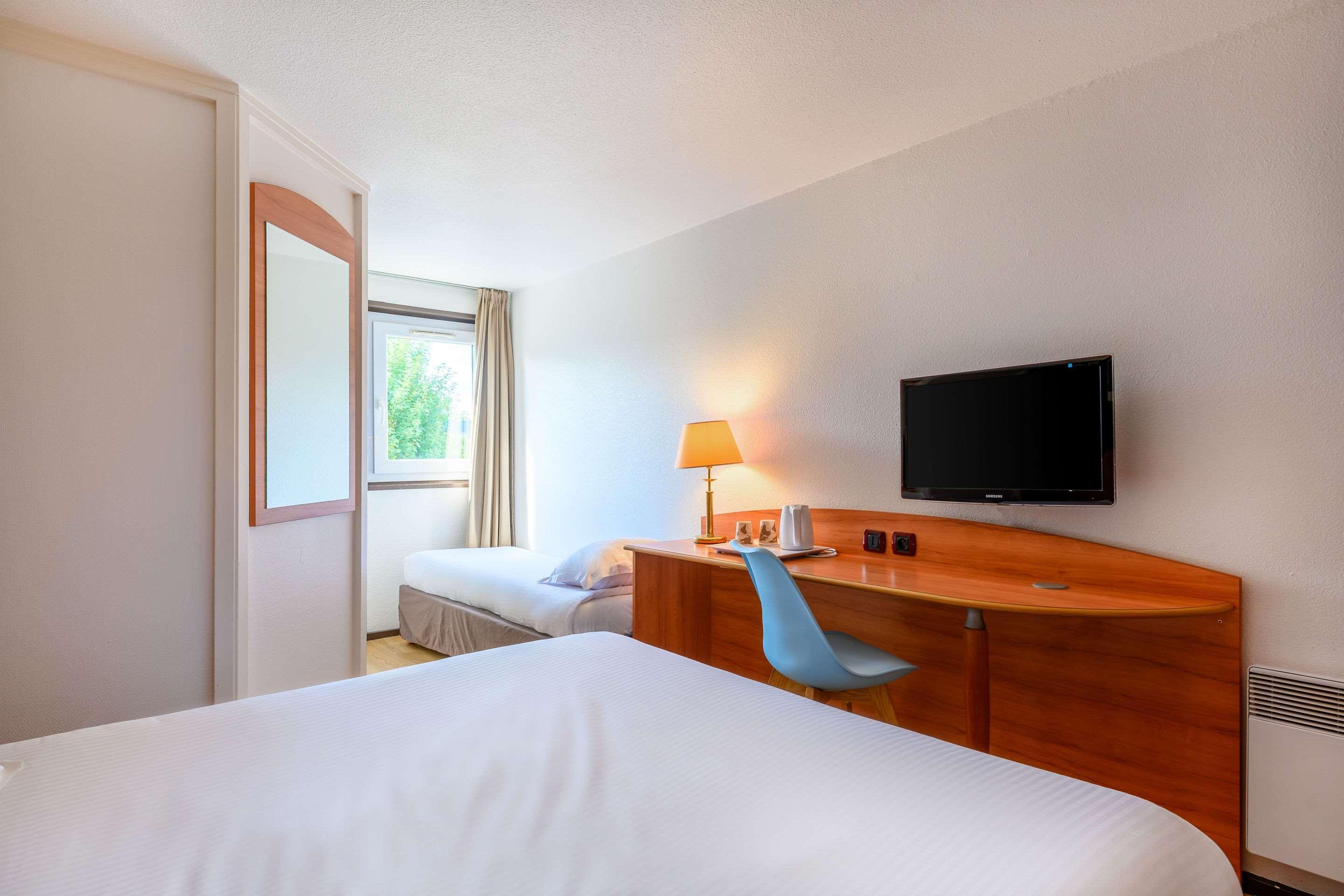 Hotel Ramada By Wyndham Luoyang Downtown Extérieur photo